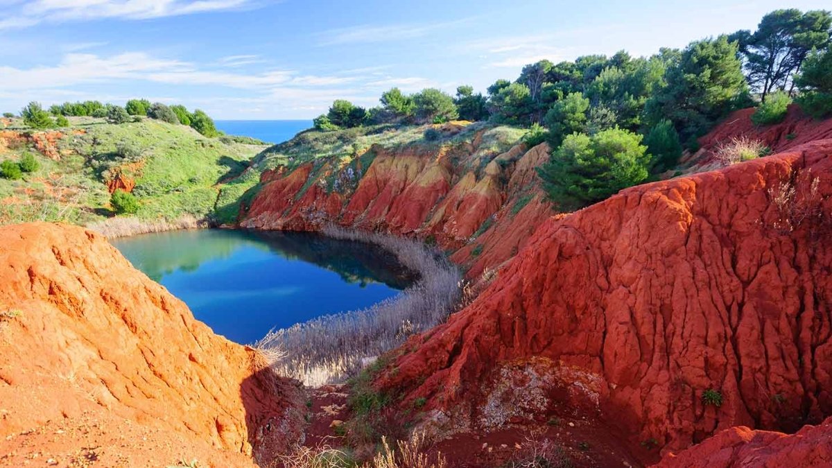 Otranto, accesso negato al lago nella cava di bauxite: appello di associazioni e tour operator per riaprire l'icona del Salento.
