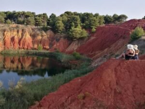 Otranto, il laghetto di bauxite torna visitabile: accordo tra il sindaco e i proprietari dei terreni. Presto un progetto per la sicurezza.