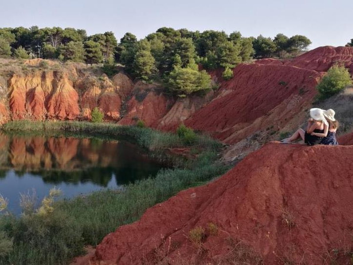 Otranto, il laghetto di bauxite torna visitabile: accordo tra il sindaco e i proprietari dei terreni. Presto un progetto per la sicurezza.