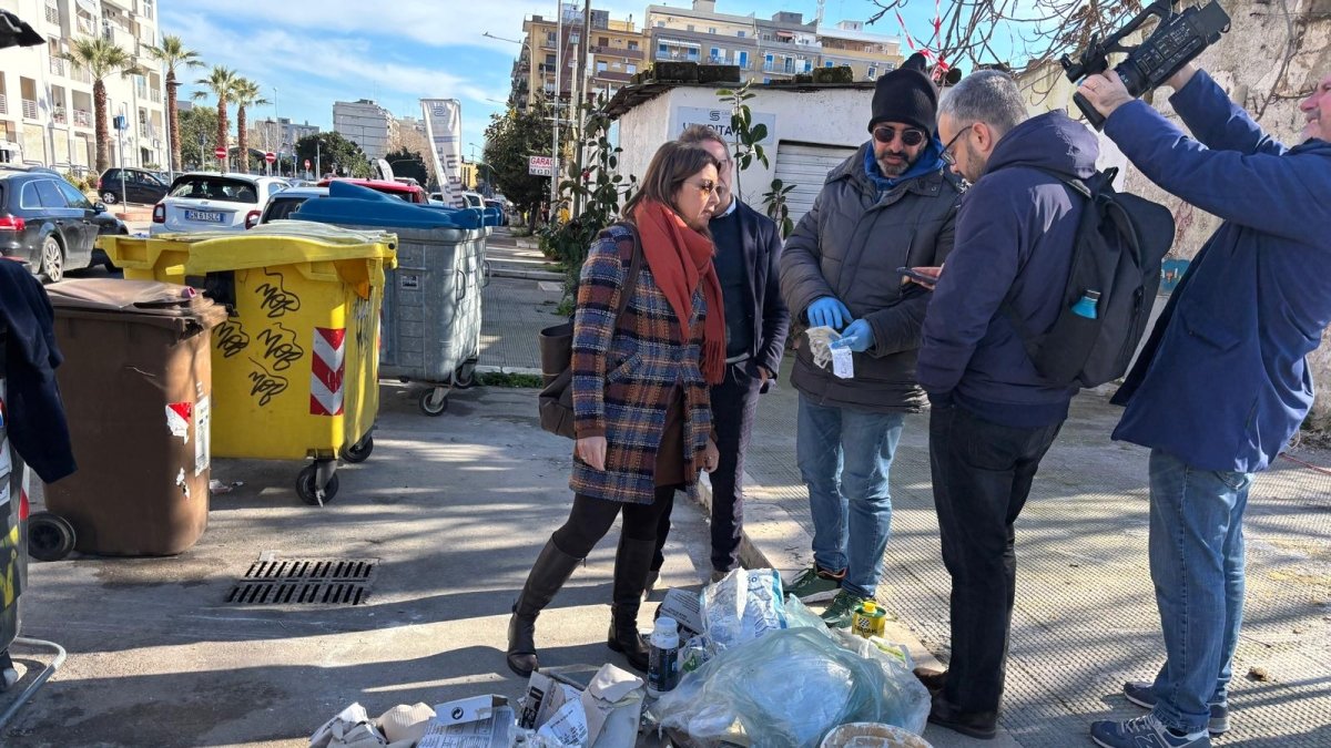 Rifiuti a Bari: automobilisti sorpresi a gettare immondizia fuori dal quartiere, sei multe da 300 euro ciascuna in cinque minuti