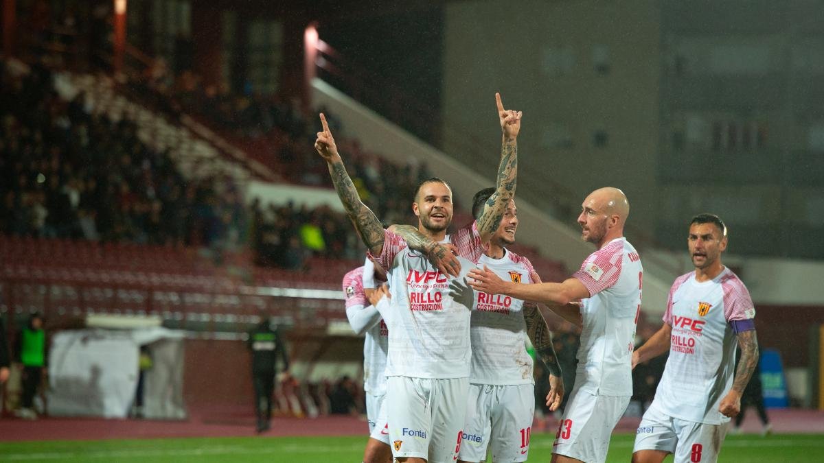 Serie C: il Benevento in fuga con una manita al Trapani, il Catania pareggia in casa e si allontana. Salernitana vittoriosa.