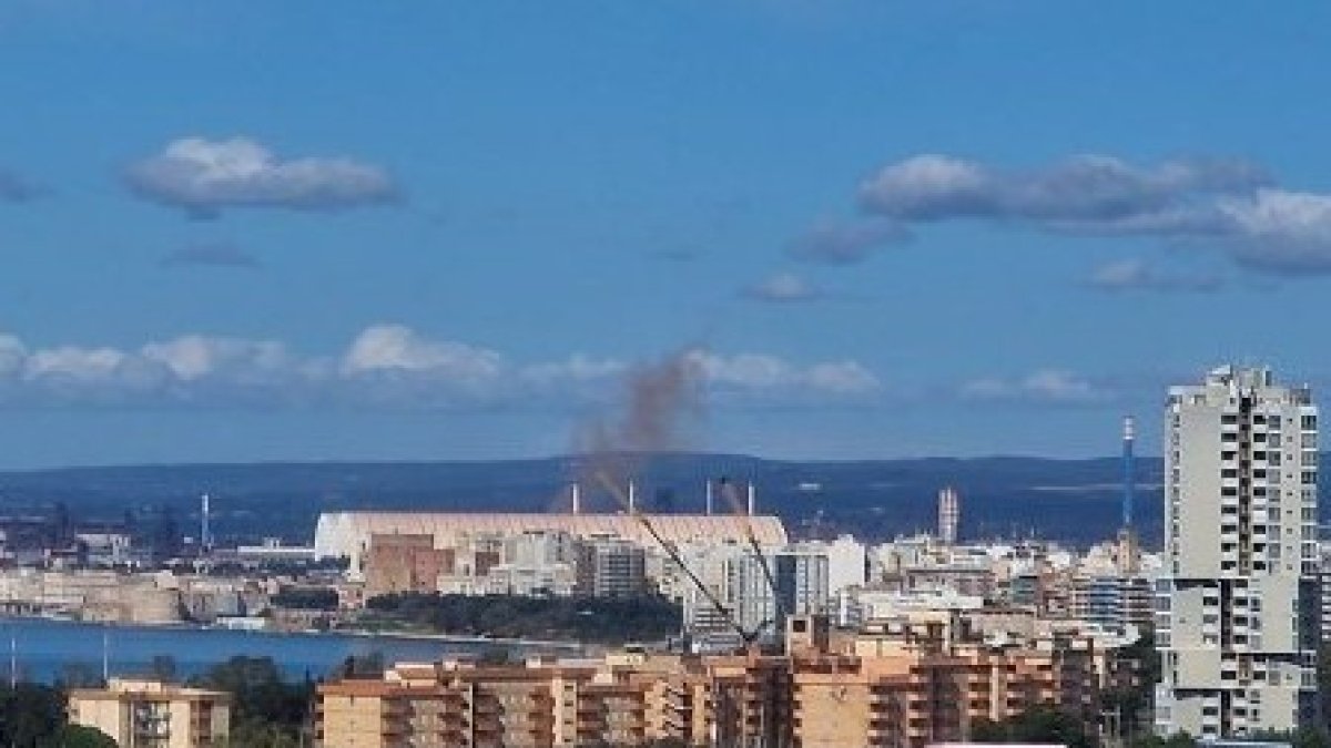 Taranto, nuova nube rossastra si solleva dall'ex Ilva: gli ambientalisti avvertono: «Si tratta di uno slooping»