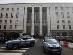 Allarme bomba a Milano, evacuati i sette piani del palazzo di Giustizia dopo ripetute telefonate al 112 da una voce di origini straniere.