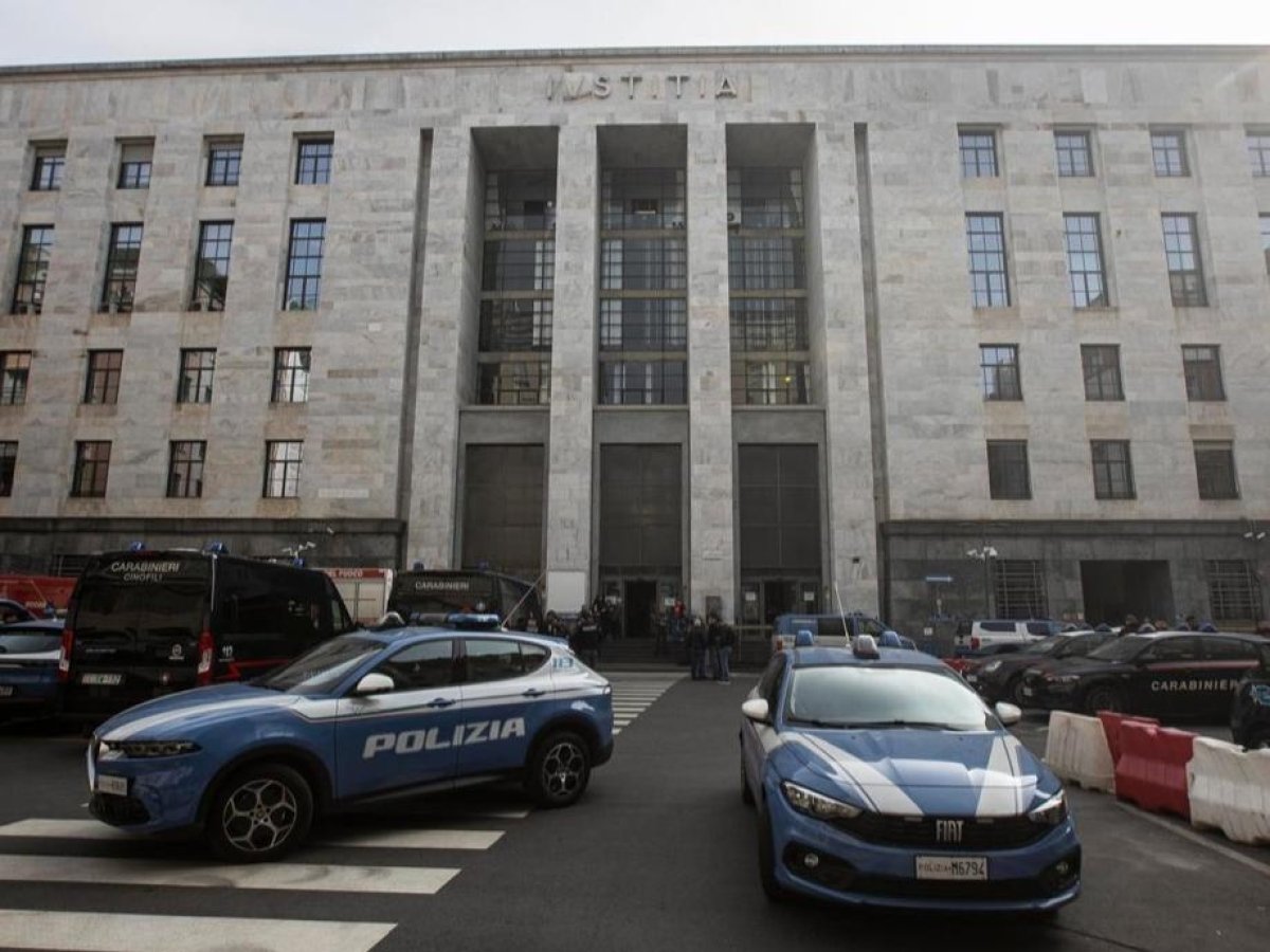 Allarme bomba a Milano, evacuati i sette piani del palazzo di Giustizia dopo ripetute telefonate al 112 da una voce di origini straniere.