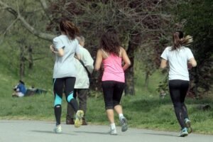 Artrosi e attività fisica: "essenziale ma personalizzata", secondo un medico fisiatra