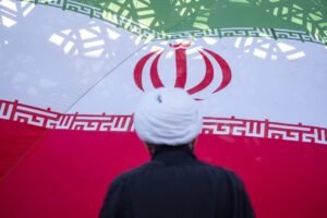 Attacco congiunto di Usa e Israele all'Iran: i rischi del conflitto sull'economia globale, con attenzione su petrolio e inflazione.
