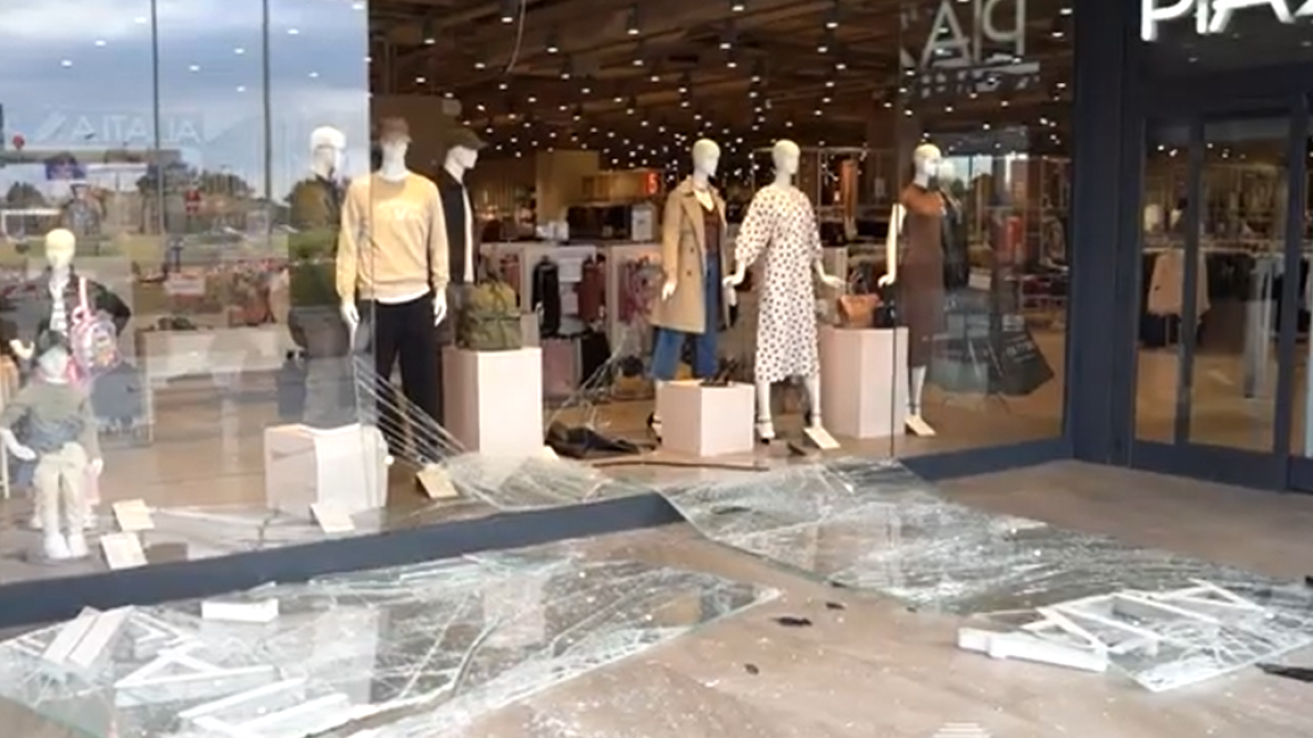 Bari, spaccata al centro commerciale Santa Caterina: ladri sfondano la vetrina di Piazza Italia con un'auto, ma fuggono a mani vuote