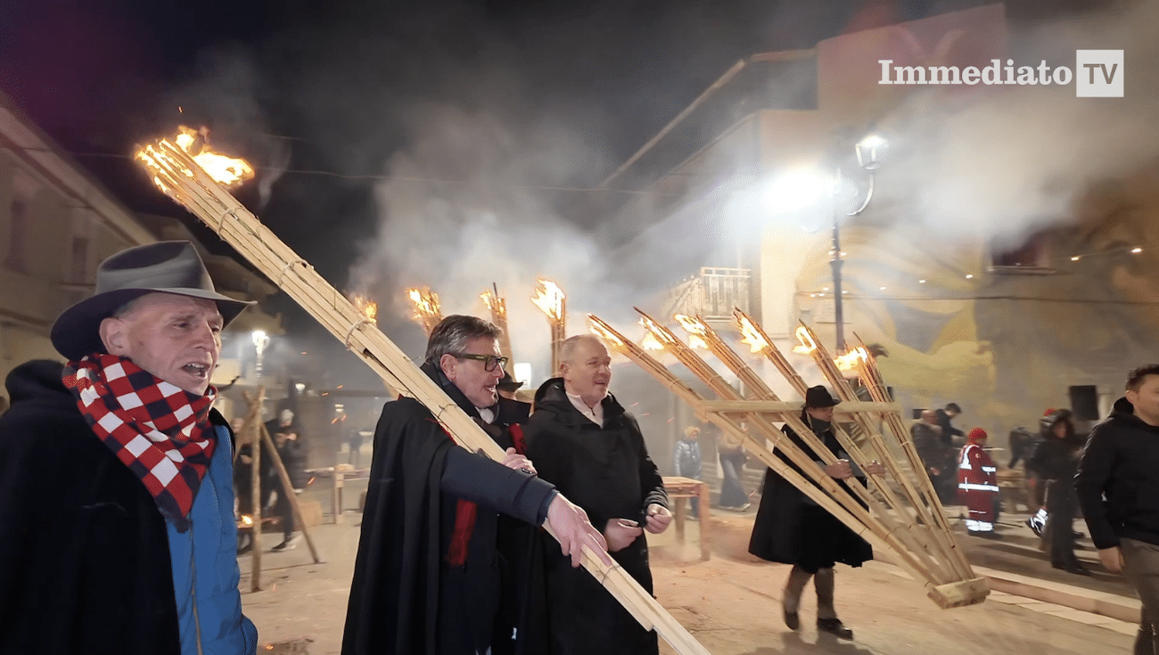 Casalvecchio di Puglia: i Fuochi di San Giuseppe illuminano il borgo con una folla da record e tradizione vivace