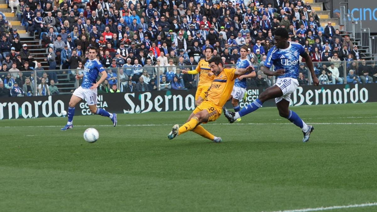 Como da Champions! Cinque gol al Pisa, Fabregas a +3 sulla Juve