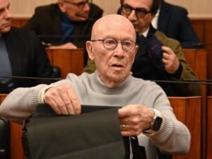 Crisi Natuzzi, nessun accordo dopo l'incontro al ministero: "Distanza incolmabile con i sindacati" e il rischio di 500 esuberi.