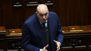 Crosetto rientra in Italia da Dubai con un aereo militare: "Torno da solo e pago il triplo"