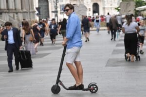 Dal 16 maggio entra in vigore il targhino per monopattini: obblighi, costi e assicurazione obbligatoria