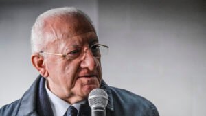 De Luca candidato a Salerno, vacilla l'alleanza Pd-M5s in altri comuni