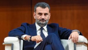 Decaro contro le cliniche private che costringono i pugliesi a operarsi fuori regione: “Spesa ingiusta”