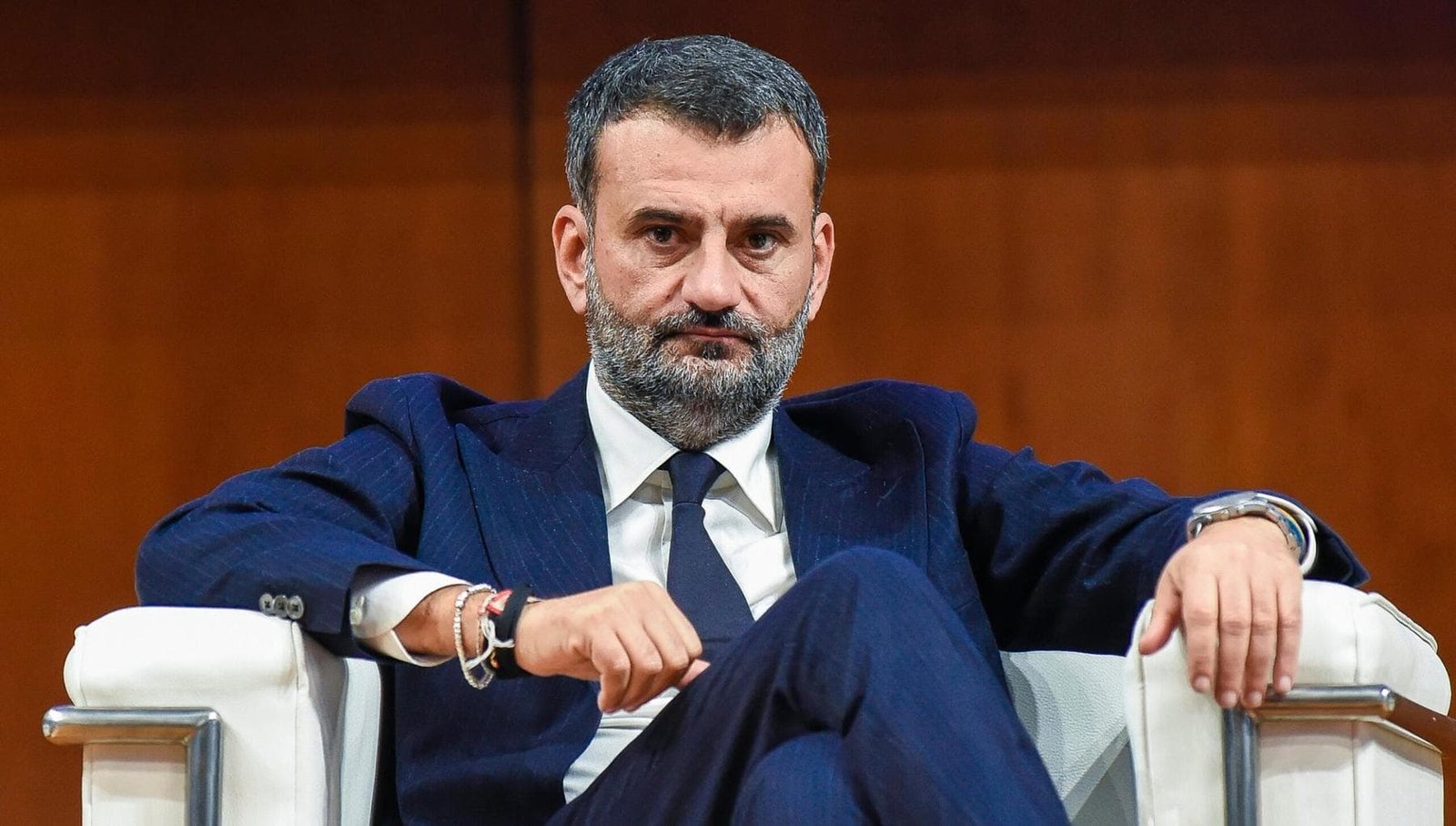 Decaro contro le cliniche private che costringono i pugliesi a operarsi fuori regione: “Spesa ingiusta”