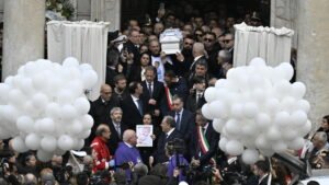 I funerali di Domenico, il vescovo: "Abbiamo il cuore spezzato". Meloni in cattedrale