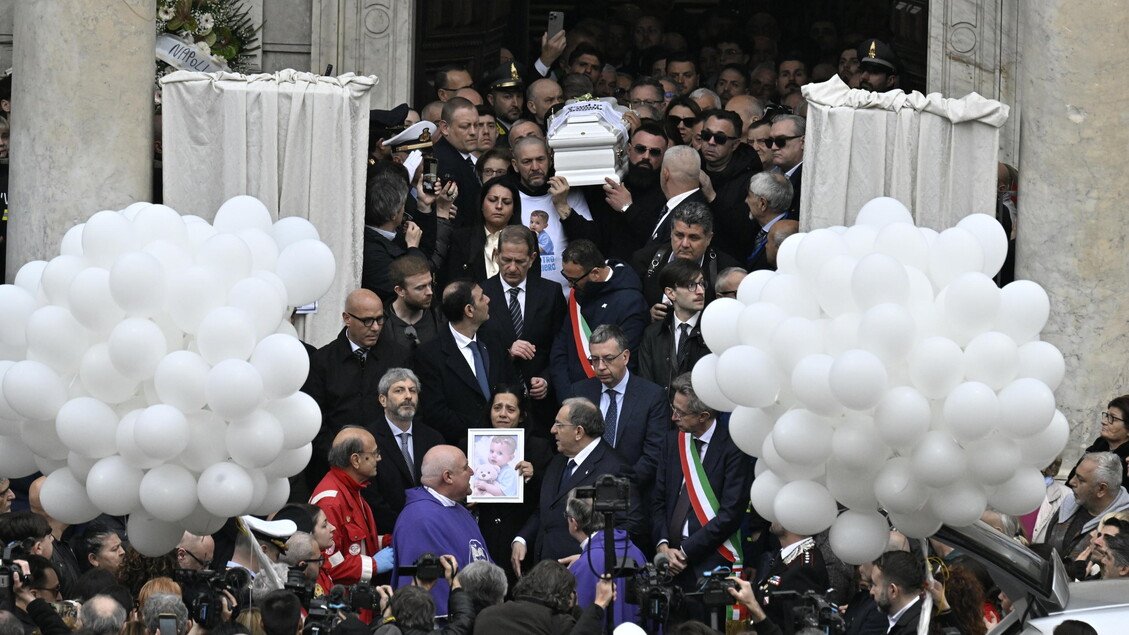I funerali di Domenico, il vescovo: "Abbiamo il cuore spezzato". Meloni in cattedrale