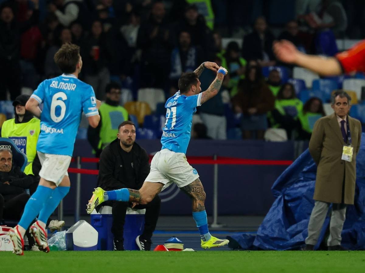 Il Napoli supera il Lecce in rimonta grazie ai gol di Hojlund e Politano, mentre Banda accusa un malore.