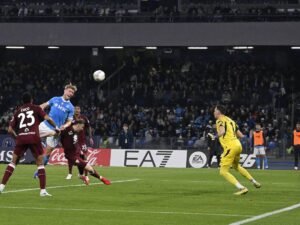 Il Napoli vince 2-1 contro il Torino al Maradona: Alisson Santos ed Elmas segnano, mentre Casadei risponde.