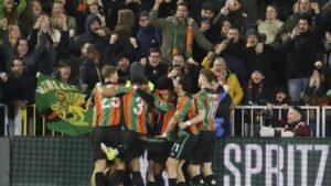 Il Venezia schianta il Padova e allunga sul Monza; debutto da incubo per Ashley Cole con il Cesena.