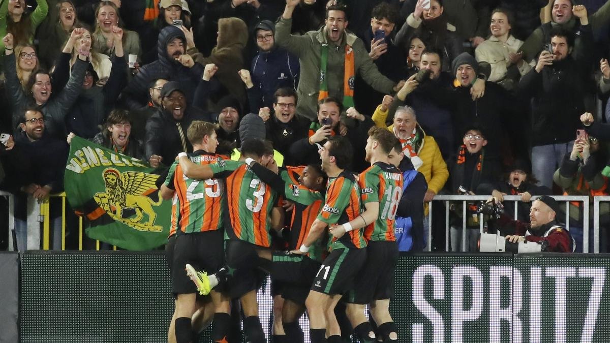 Il Venezia schianta il Padova e allunga sul Monza; debutto da incubo per Ashley Cole con il Cesena.