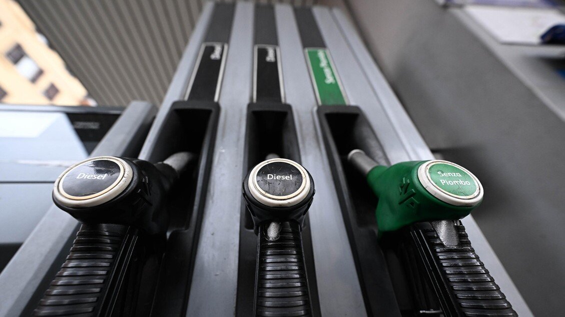 Il prezzo del petrolio torna a salire. Meloni incontra Giorgetti, possibile Cdm alle 19.