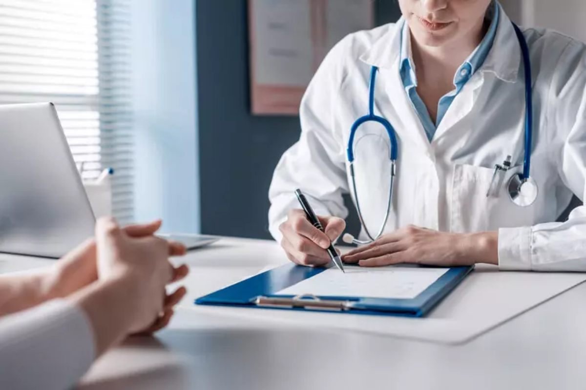 In Italia mancano oltre 5.700 medici di famiglia, con carenze in 18 regioni e la Lombardia in testa.