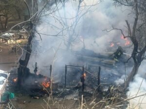 Incendio nel campo rom a Poggiofranco: fumo nero invade la tangenziale e rallenta il traffico