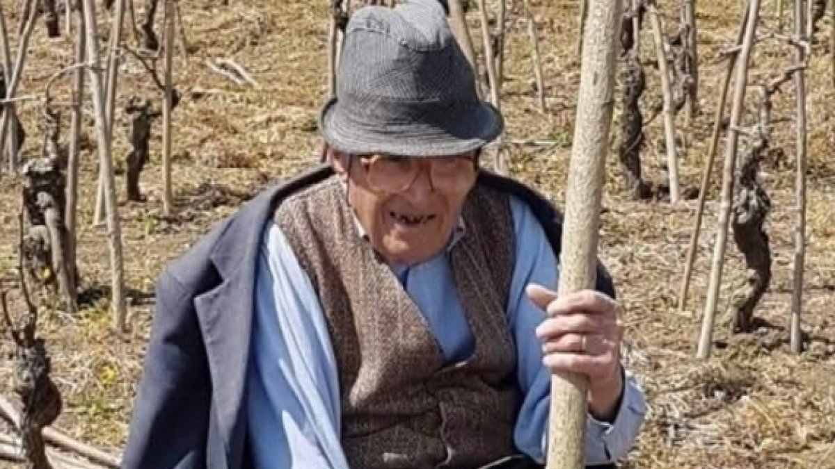 La dieta di Vitantonio Lovallo, 112 anni, l'uomo più anziano d'Italia: latte e caffè, pasta con fagioli e ceci a pranzo, verdure per cena.