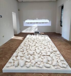 L'abbondanza e la scarsità di cibo: l'opera di Itamar Gilboa in mostra al Mic di Faenza