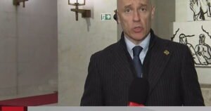 L'attacco di Pd, Avs, M5s e Iv al giornalista del Tg2: "Indossa una croce celtica", ma è un'onorificenza militare.