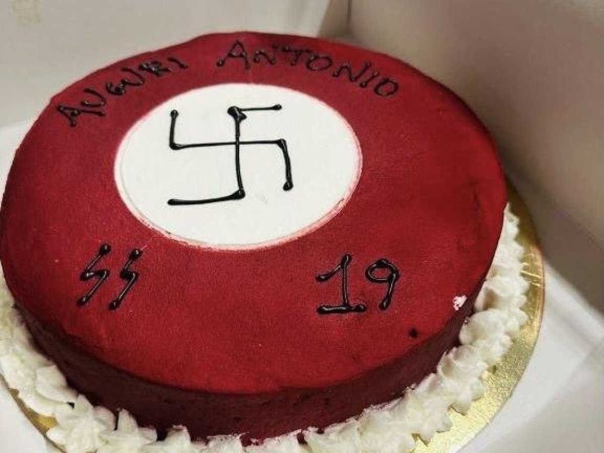 Matera, torta di compleanno con la svastica e foto choc sui social: bufera su una pasticceria. «L'ha chiesta un cliente, chiediamo scusa»