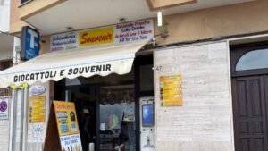 Monopoli: panico e violenze, uomo nudo salta sulle auto, devasta una tabaccheria e aggredisce il titolare. Fermato dalla polizia.