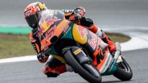 Pioggia in Brasile: Uriarte il più veloce nelle libere di Moto3, mentre Escrig guida in Moto2.