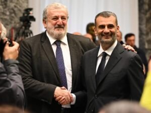 Regione Puglia spiazzata dal Csm: il governatore Decaro studia un piano B dopo lo stop all'incarico per Emiliano.