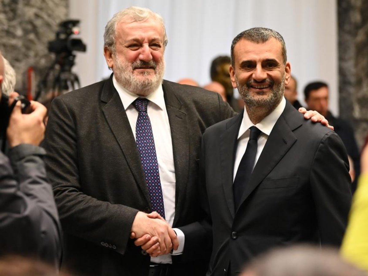 Regione Puglia spiazzata dal Csm: il governatore Decaro studia un piano B dopo lo stop all'incarico per Emiliano.