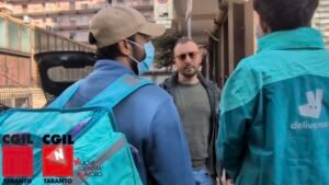 Rider di Taranto denunciano: "Pagati 3 euro a consegna, fino a 40 km al giorno"