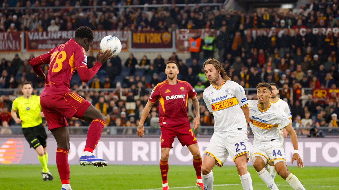 Robinio Vaz scaccia i fantasmi: la Roma batte il Lecce e riaggancia la Juve