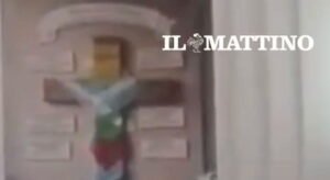 Sanremo 2026: Sal Da Vinci si trasforma in un coro di chiesa in Puglia