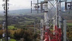 Scontro sulle torri TLC: Tim rescinde il contratto con Inwit