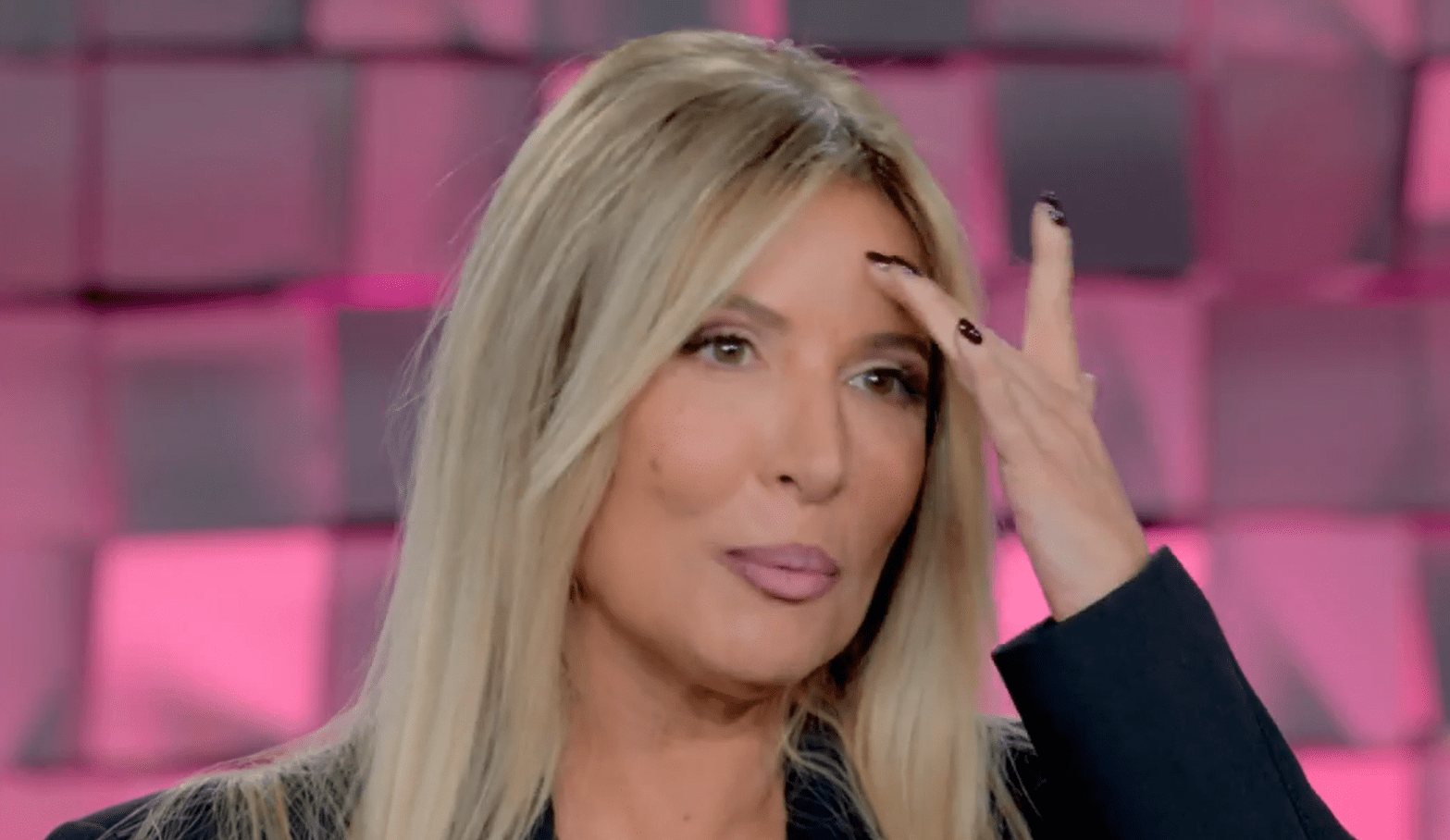 Selvaggia Lucarelli e Lorenzo Biagiarelli rimandano il matrimonio: svelato il motivo.