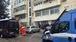 Sgombero di una palazzina popolare al rione Japigia di Bari dopo il sequestro
