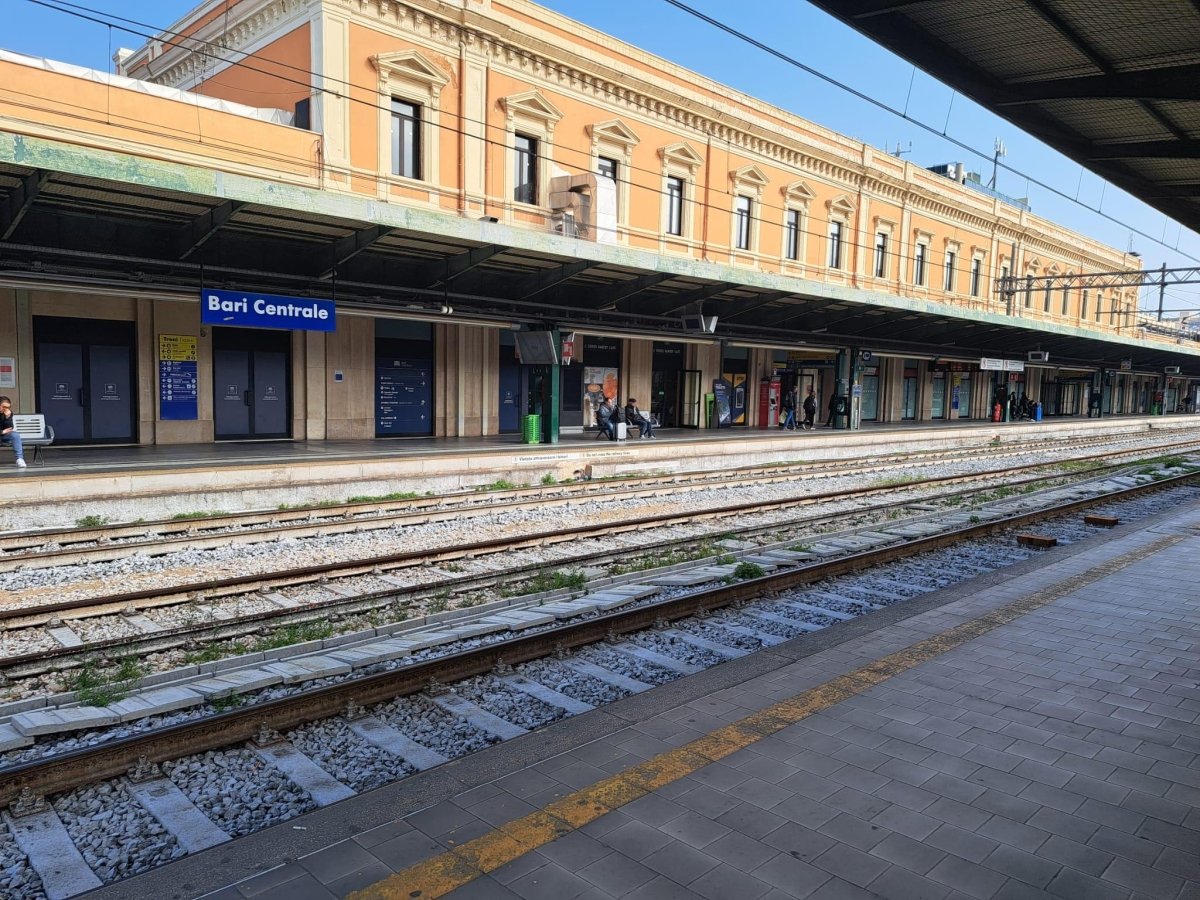 Stazione di Bari Centrale: stop alla circolazione ferroviaria per lavori di potenziamento. Ecco cosa fare.