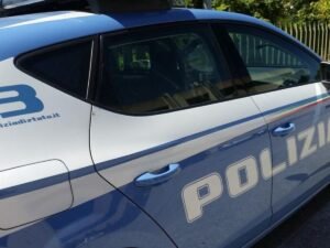 Taranto, 17enne tenta il suicidio: una pattuglia della polizia la fa desistere.