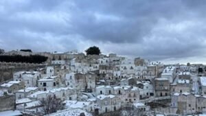 Temperature in calo e neve in arrivo: allerta meteo gialla in Puglia.
