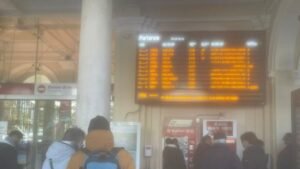 Treni a Bari centrale: ritardi di oltre mezz'ora dopo la fine dei lavori, una nuova giornata da incubo per i pendolari.