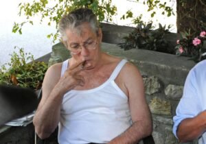 Umberto Bossi: la canottiera che cambiò la politica e segnò la distanza da Berlusconi