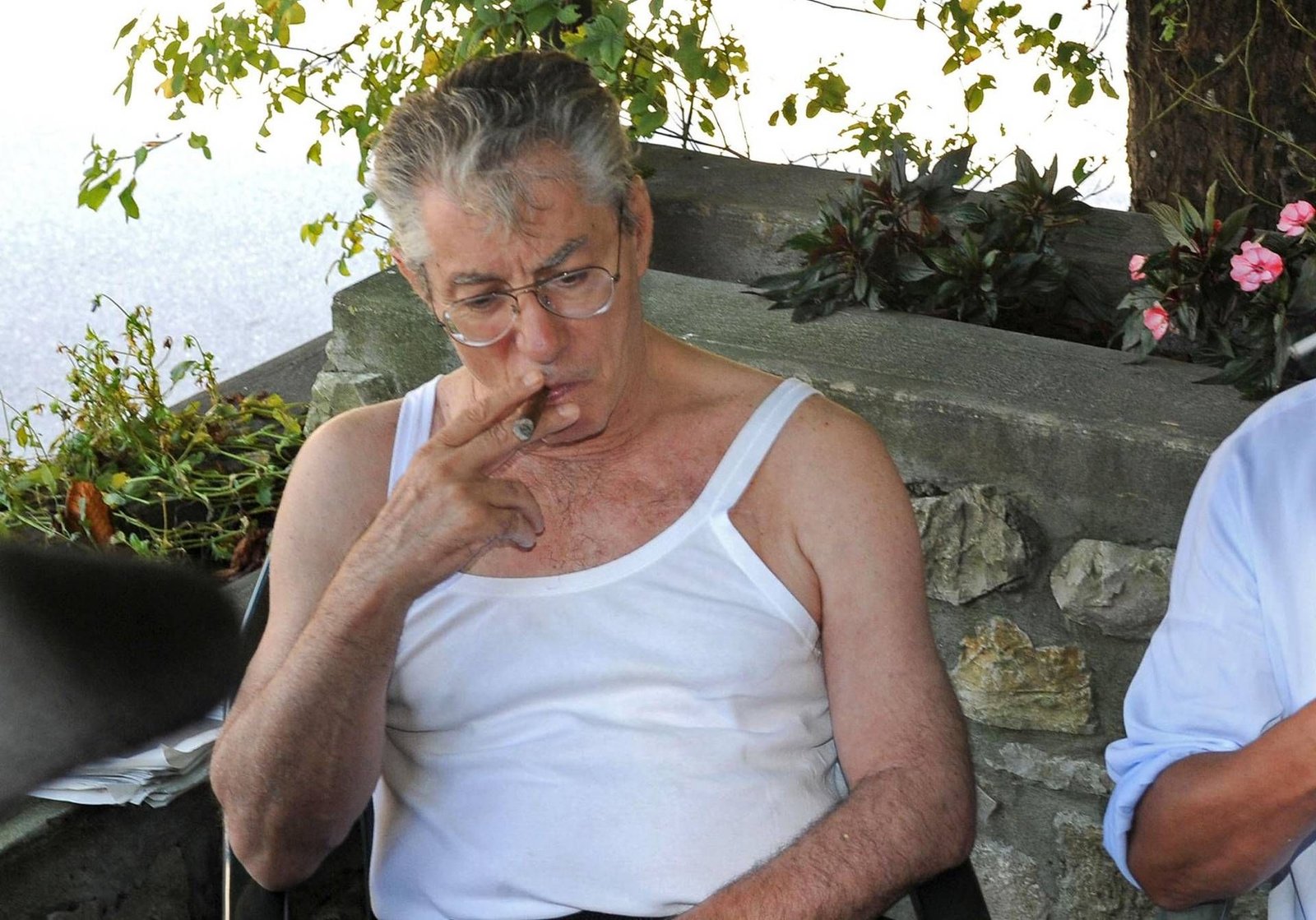 Umberto Bossi: la canottiera che cambiò la politica e segnò la distanza da Berlusconi