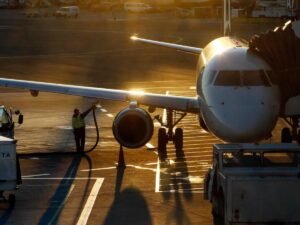 Aerei, restrizioni negli aeroporti italiani: cresce l’allarme carburante, «nessuno sa quanto ce ne sia in Europa». Mercoledì vertice a Bruxelles.