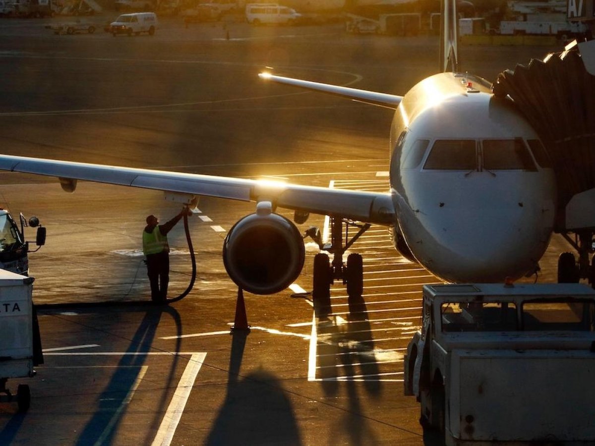 Aerei, restrizioni negli aeroporti italiani: cresce l’allarme carburante, «nessuno sa quanto ce ne sia in Europa». Mercoledì vertice a Bruxelles.